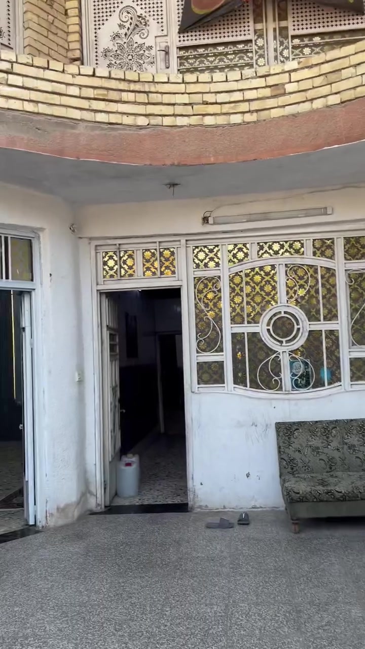 سلام عليكم بيت منطقة العبيدي بره بانزين خانه قرب حسينيه لامام الخميني مساحه البيت 210 سند 25 بسمي البيت كامل من كلشي خدمات كامله السعر 175 وا قابل لل تفاوض *********** واتساب
