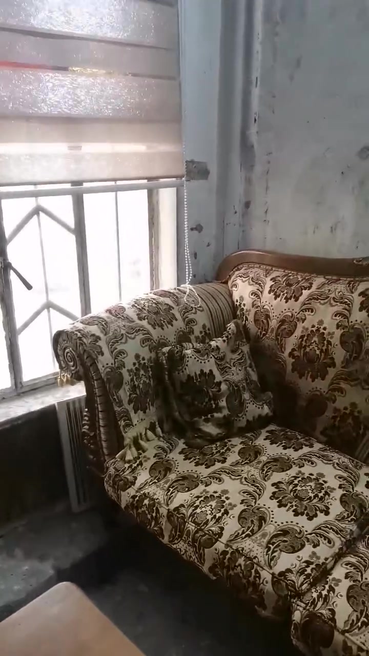 سلام عليكم تخم قنافت ١٢ مقاعد خشب زان ملكي بغداد الغدير رقم الهاتف*********** سعر ٤٠٠
