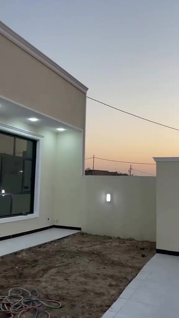 بيت للبيع 
الكوت حي الحكيم شارع علاء غريب 📍
المساحه 280متر✏️
عرض الشارع 10متر🛑
شغل دوجه اولى جديد غير مسكون
نوع الاساس رفته شريطيه
يتكون من غرفتين نوم نظام سويت وصاله ومطبخ واستقبال كبيره وبيتونه على عرض البيت وصحيات داخليه وخارجيه وحديقه كبيره وكراج سياره وترك  والواجهه فوم وصبغ ناشيونال وثلاث خطوط ماء وكهرباء تاسيس نظام بواري وخزان 1000لتر 
للاستفسار ***********يوجد واتساب
