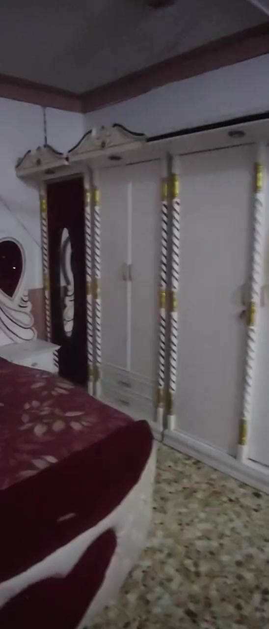 سلا عليكم غرفه نوم تتكون من كنتور 5 أبواب وزاويتن مثل موا موضح بل فيديو مستعمله سنتين نضيفه نقصه شي كلش قليل يدات مال جرارات السعر مليون و700 وبيه مجال شي قليل الاتصال ***********
