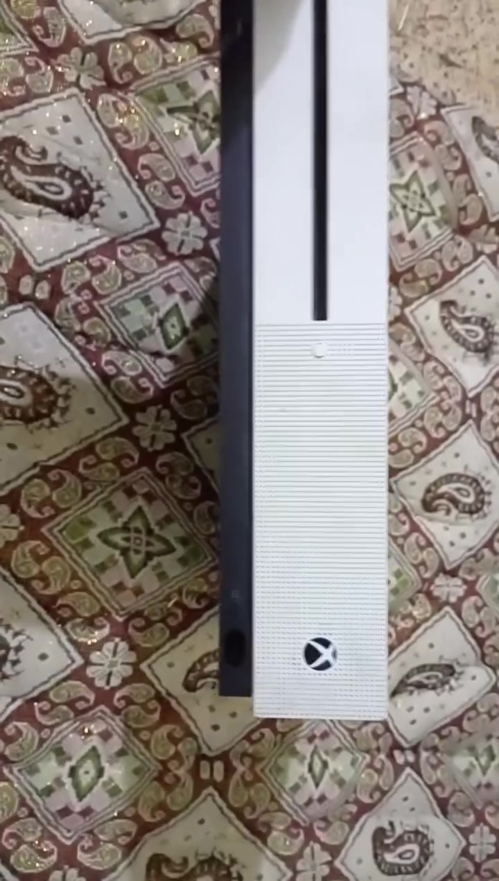 اكس بوكس وان اس جديد بدون عايزه بس يده سعره 120 وبي مجال هاذه رقمي ***********
