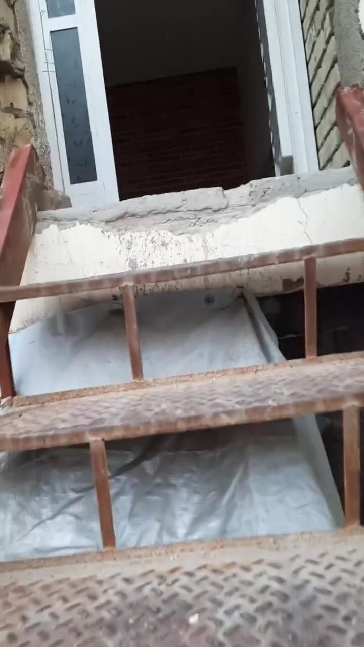 بيت للأيجار .حي العامل شارع التشييش  مساحته ٩٧متر. يحتوي صاله ومطبخ وحمام وغرفتين وسطح.السعر ٥٠٠ وبي مجال للتواصل *********** على الواتساب
