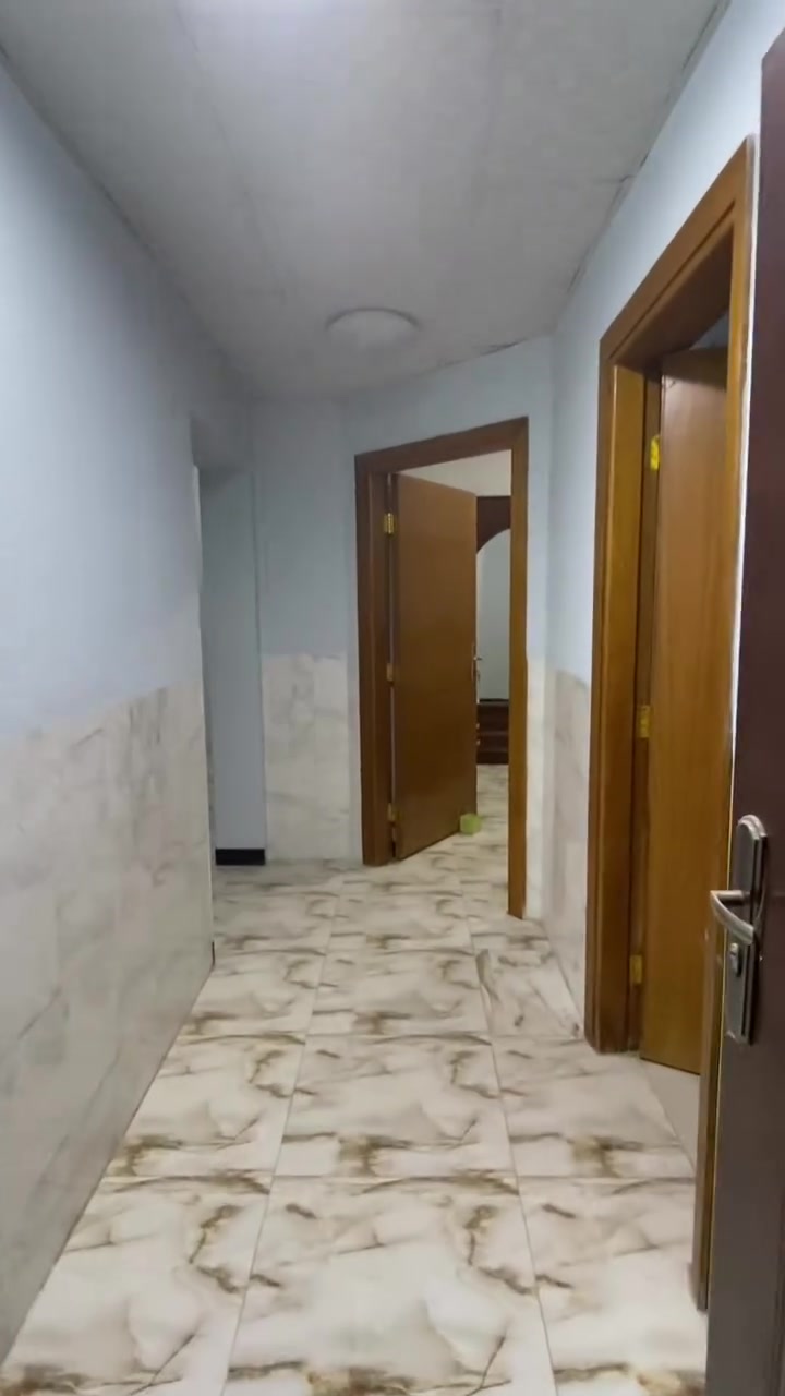 شقة للبيع بالمحيط الكاظمية منطقة بستان سعيد  بالطابق الرابع سند ٢٥ طابو زراعي صرف مساحة ٧٢م  غرفة نوم مؤثثة وصاله ومطبخ مؤثث بكاونتر يوجد مصعد وخط انترينت الاتصال بالرقم ***********
