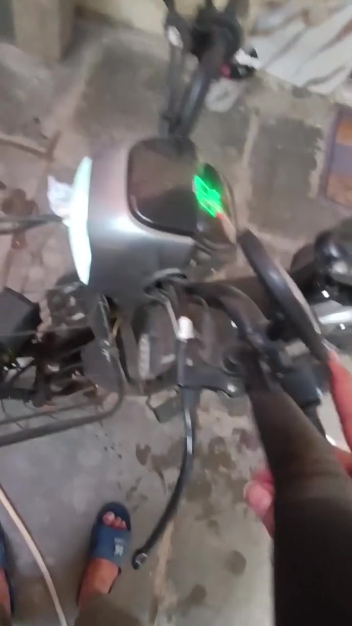 سلام عليكم عندي دراجه شحن للبيع R8✅
4بطاريات ✅
45سرعتهه حقيقي✅
32امبير✅
نضافتهه85%✅
تمشيك50كيلو متر✅
ملف1000✅
السعر 250وبيهه مجال 
رقم واتساب ***********
