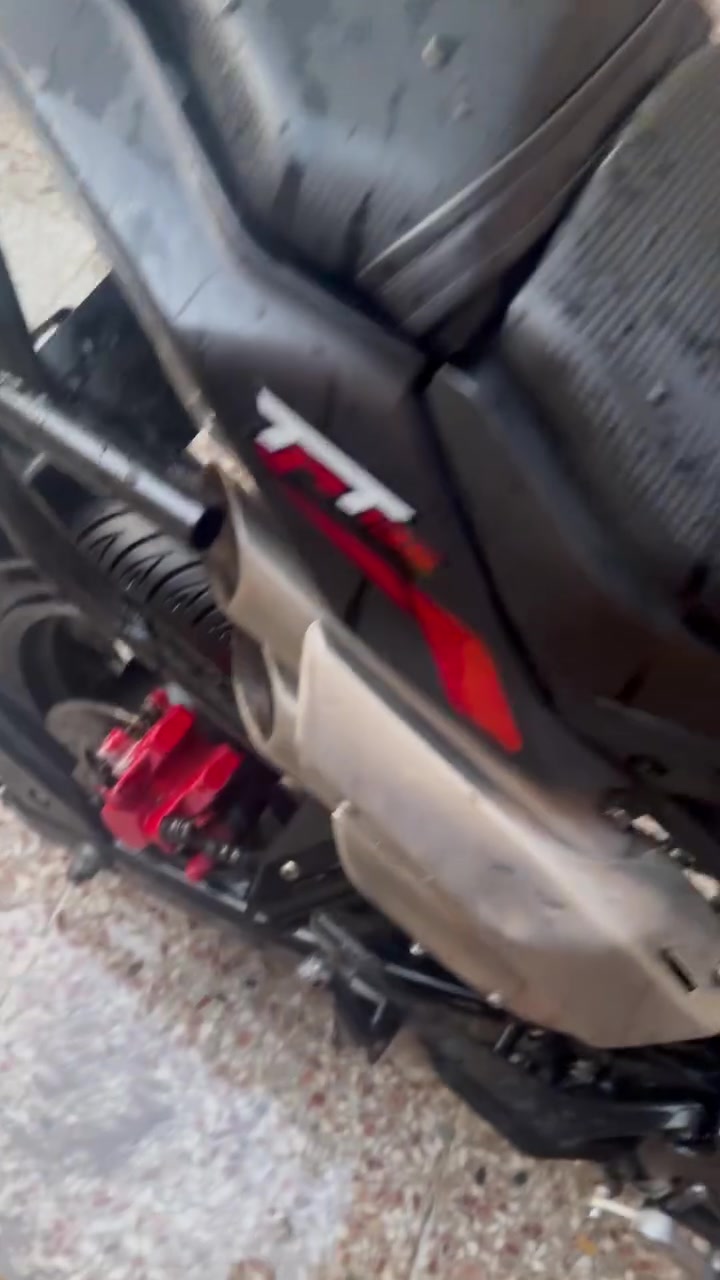 بنلي 135cc للبيع
الدراجه نضيفه من جوه المحرك ما فاتح بي برغي صارلهة سنه عندي الدراجه او معتني بيهة بس الكشر الخارجي شويه تعبان لأن استخدم الدراجه اروح بيهة للجامعه او ارجع +شغل دلفري ف مكلوب بيهة شكم مره اما الباقي ف الدراجه ما تشكي من شي ولا فد يوم موكفتني بشارع رزنه الدراجه بالمشي 
+اني عندي نوزل او فيتب احتياط لأن ذني استهلاكيات مره وحده وكف عندي لأن ماجنت اعرف انو بين فتره او فتره لازم ادير محسن ف بدلته او شتريت واحد احتياط للشاري انطي الك ويا الدراجه هوه والنوزل أو عندي صندوق مال دلفري اذا يفيدك هم انطي الك او تدلل
موقعي بغداد الجديده 
الدراجه رايدهة 2.600.000
اتواصل وياي على هذا الرقم ***********
