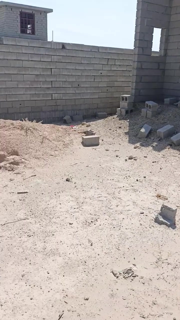 هيكل للبيع مساحة ٤٠٠ متر الشهابي الثانية خلف معمل السمنت  يحتوي على غرف عدد ٢ وصالة واستقبال ومطبخ ومجموعة صحيات للتواصل على الرقم ***********
