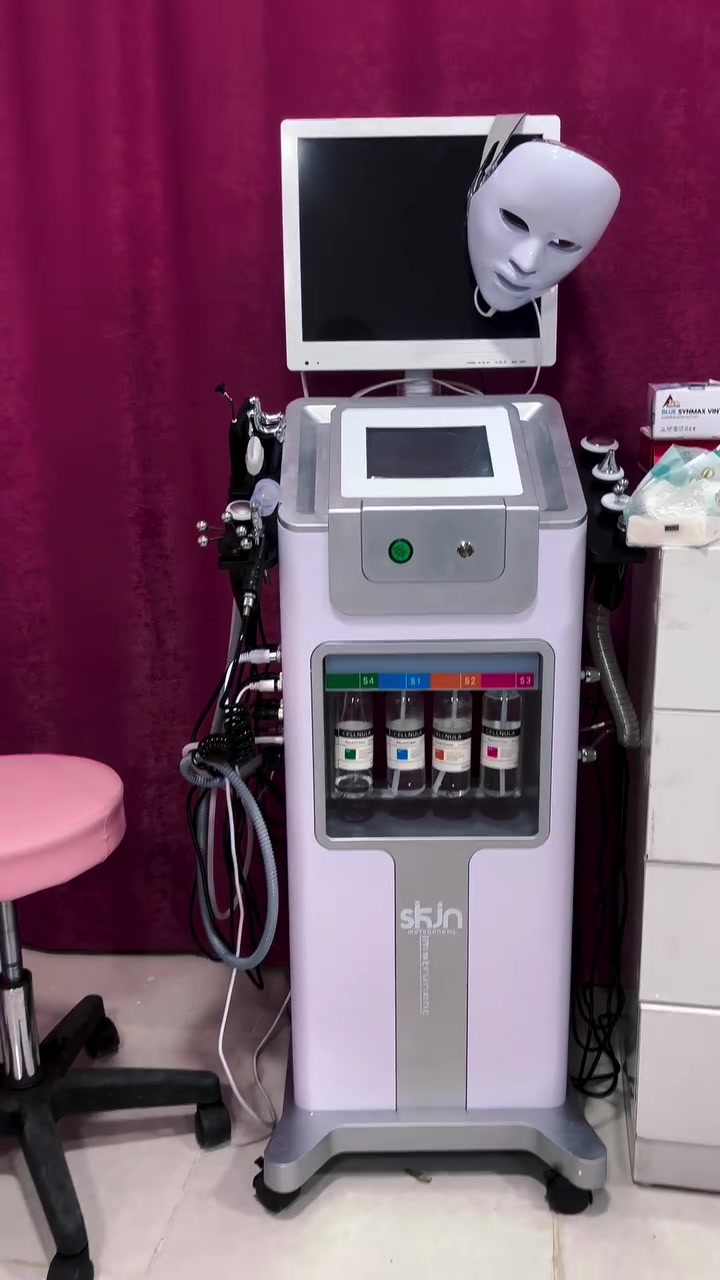 ✨ هيدرافيشل… عناية عميقة لبشرة أكثر نضارة ✨
تنظيف عميق 🫧
تقشير لطيف ✨
إزالة الشوائب والرؤوس السوداء
ترطيب وتغذية البشرة 💧
وإشراقة تلاحظينها من أول جلسة 🤍

🌸 دلّلي بشرتك واستعيدي نضارتها مع جلسة الهيدرافيشل في بارين بيوتي.

📍 ناحية القيارة – شارع الأطباء – مجمع ابن سينا الطبي التخصصي
📞 للحجز: ***********
