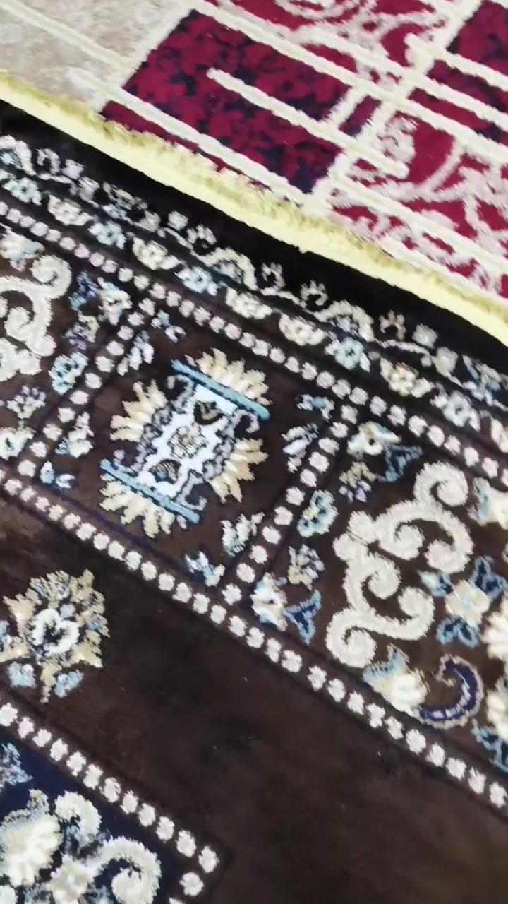 عندي زوليه قياس ٣في ٦نظيفه جدا السعر ١٢٥وبيها مجال المكان بغداد الغزاليه
