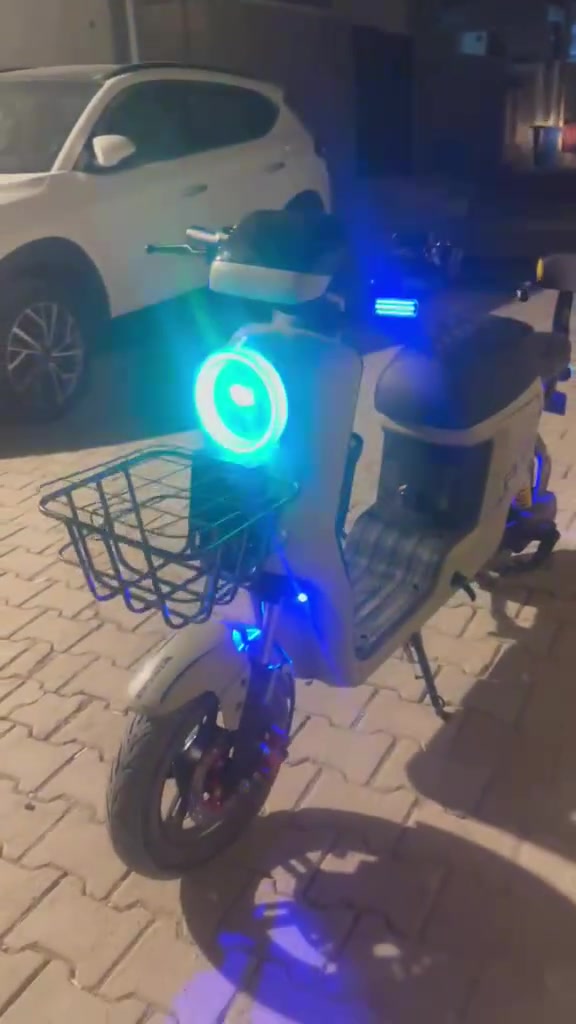 دراجة R9 2026 شركة وينلي لون صحراوي فاتح
الملف :1200حقيقي 
بطاريات : 5كل بطاريه 32 امبير 
الشاحنه الاصليه مال شركه 
بيها مسجل بلوتوث وايرلس 
بيها قاعده تليفون 
شاشه تعرض قدره الشحن والمشاكل الي ب الدراجه 
نظام التشغيل :بصمه واحده وكارتين وسويجين 
ليد عالي جدا عالي وناصي ورماش  
تمشيك 35 كيلو الى 50كيلو 
اربع نمر  ماشيه 7500 نضيفه جدا 
السرعة القصوئ 109 
اشاير يمين ويسار 
هورن عالي جدا 
مرايا الاصليات 
الاستفسار *********** 
مكاني بغداد الجوادر قطاع 38 
السعر 550 وبيها مجال
