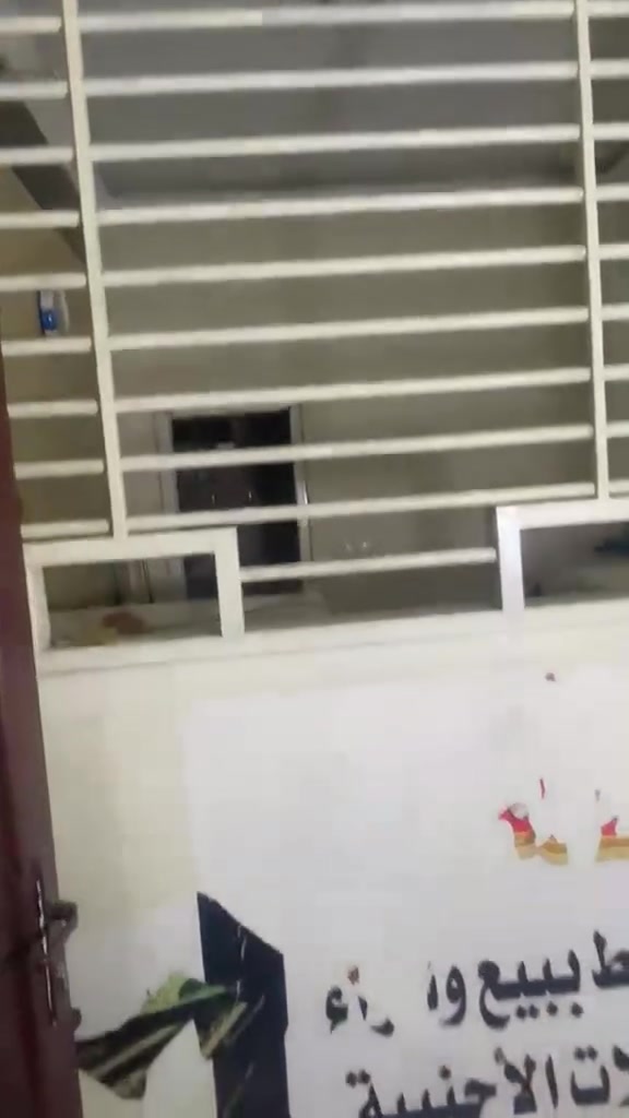 ميز حديد مستخدم نضيف جدا سابقا مال صيرفه.  وينفع لمحلات الصيرفه و الماستر كارد .   ميز زائد شباك وجرجوبه وبابها كامل للبيع مكان بغداد منطقة جميله الميز حاليا مفصخ.   للاستفسار الاتصال على الرقم *********** متواجد فقط واتس اب 
قياسات نزال  الميز 85سم 
عرض الميز  174سم 
ارتفاع الميز ماعدا الشباك 130سم 
ارتفاع الشباك 145سم 
ارتفاع الجرجوبه 274سم وعرضها 90سم
ارتفاع الشباك مع الميز مثل ما وضح بالفيديو 
275سم 
عرض الميز مع جرجوبة الباب كصف واحد 
264 سم 
للعلم الميز ينباع قطعه واحده 
ولله هو موفق الجميع
