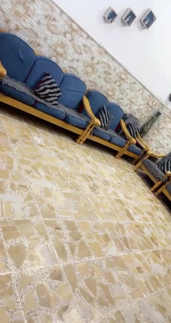تخم صاج بورمي ٨ مقاعد ٣٠٠ الف
ميز شاشه جديد ١٢٥  الف 
غراض نظيفه جدا
 بغداد الشعله بيهن مجال للاتصال ***********
