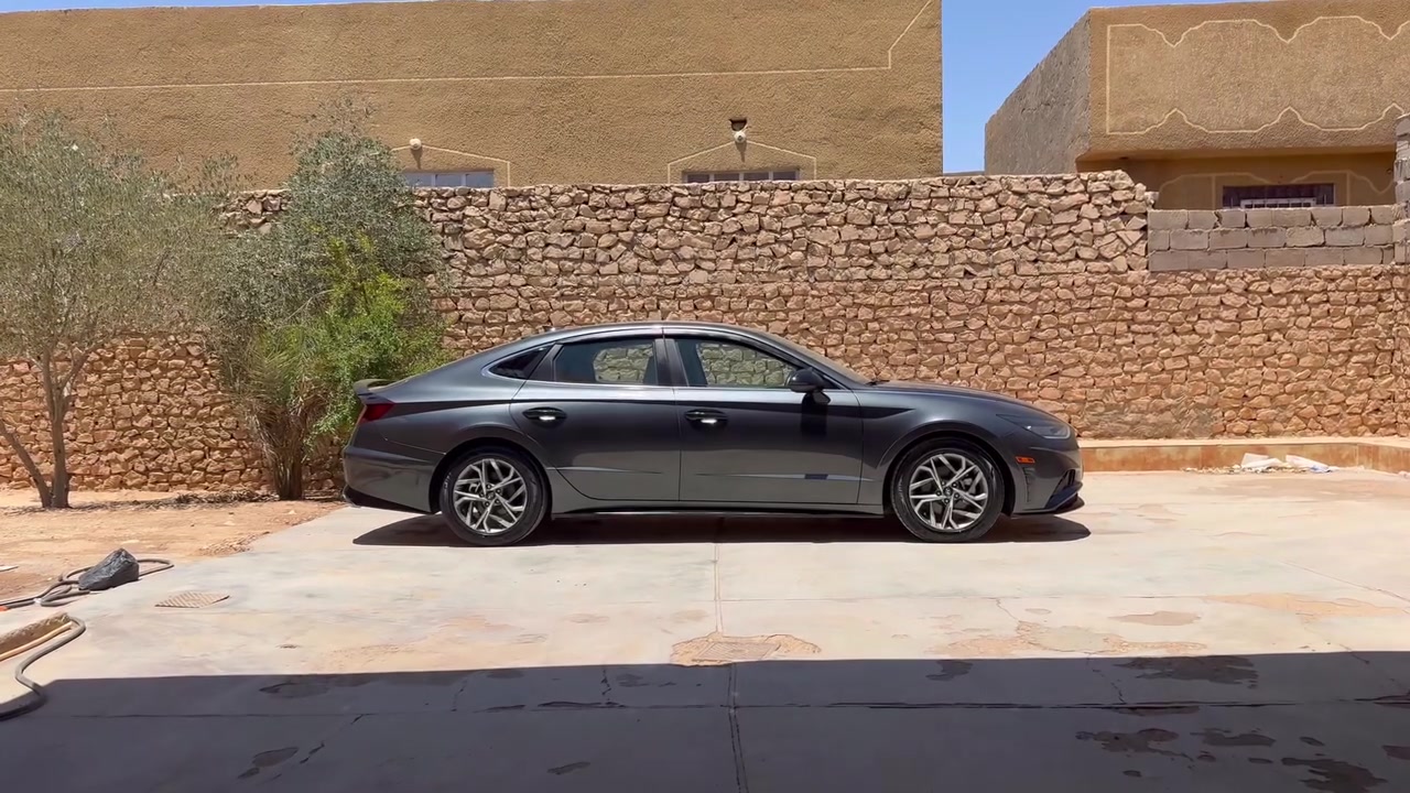 السلام عليكم , سوناتا 2022 للبيع 142$
محرك 2.5L Smartstream – اقتصادي وقوي  

كير أوتوماتيك 8 سرعات  

السيارة نظيفة جدًا واستعمال شخصي، محافظ عليها بشكل مستمر 

الممشى: 107الف كم (مو مايل)  

الفئة: SEL (مواصفات حلوة ومريحة)  

الحادث: جانبي (3 قطع) ومرفق بالصور  

خالية من أي مشاكل ميكانيكية أو كهربائية  

المكيف ثلج ❄️  

 الشاصي والدواخل + الايرباك كفالة  

 كلشي شغال 100%  

🛞 السيارة عليها تخم تايرات جديد نوع PRINX تايلندي درجة أولى  

✅ السيارة جاهزة للفحص بأي مكان تختاره

*********** واتساب

نص مكتوب في الصور:
- TUESDAY