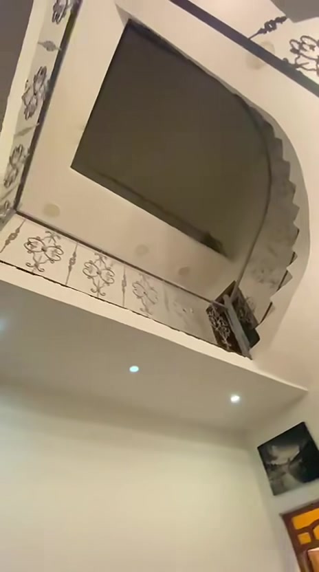سلام عليكم يتوفر لدى مكتب عقارات الماجدي بيت للبيع في دور النفط حي الحريه الثانيه قرب حسينية الزهراء بول شارع المساحه 165 قاطين بناء مرتب وجديد البيت طابو زراعي سند 25 الاستفسار *********** ابو ريحانه
