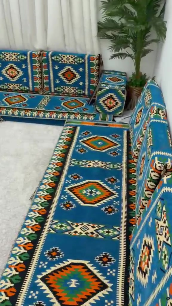 ديوان ٨م • نظيف • ميز شاشة
