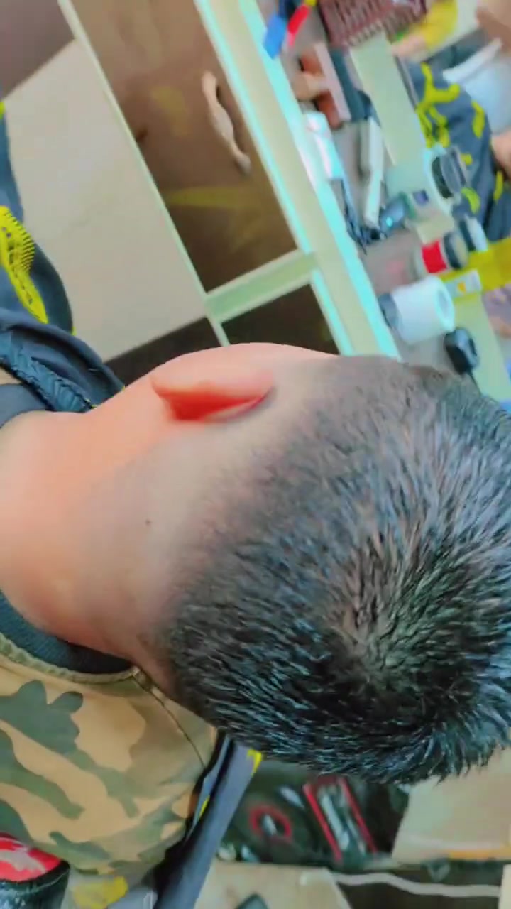 لدينا خدمة حلاقة🪮✂️✂️ متنقله جميع مناطق الكوت يعني حلاق دلفري اجيك للبيت ارتبك انت وجهالك للتواصل واتساب اسيا زين ***********
***********
