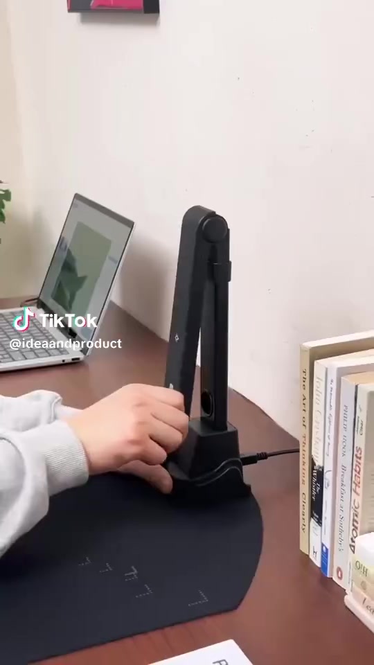 هذا الجهاز يظهر أنه كاميرا مستندات أو ماسح ضوئي علوي للمستندات والكتب (Document Camera / Overhead Book Scanner)، مثل الموديلات التي تنتجها شركات مثل Eloam أو Netum.
الميزات الأساسية لمثل هذه الأجهزة:
• المسح السريع: يلتقط الصور والصفحات أو المستندات (حتى مقاس A3 أو A4) في غضون ثانية واحدة.
• تقنية التعرف الضوئي على الحروف (OCR): تحويل النصوص المكتوبة أو المطبوعة في المستندات والكتب إلى ملفات قابلة للتعديل والبحث (مثل Word أو PDF).
• الإضاءة المدمجة: يحتوي غالباً على مصباح LED لإضاءة الأوراق والكتب بوضوح أثناء التصوير.
• استخدامات متعددة: يُستخدم في المكاتب، والمدارس، والجامعات، والمكتبات لأرشفة الكتب، أو لعرض المستندات والدروس تفاعلياً عبر الحاسوب.السعر خاص***********

نص مكتوب في الصور:
- 230mm 330mm 110mm 75mm 84mm