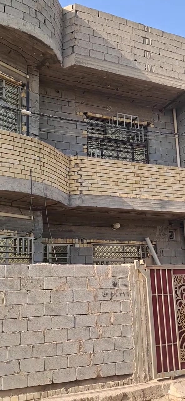 السلام عليكم ورحمة الله وبركاته  بيت للبيع المساحه ١٤٥جبه ١٠٥٠نزال١٤ سند٢٥تحويل بسم المشتري بناءحديث مكون استقبال كبير مطبخ ٤غرف صاله مناور2 حمام عدد٣ قاطين موقع ممتاز ماء  كهرباء متوفره  خيرمن الله العنوان سده جبورقرب جامع الفظيله تفاصيل أكثر اتصل ***********
