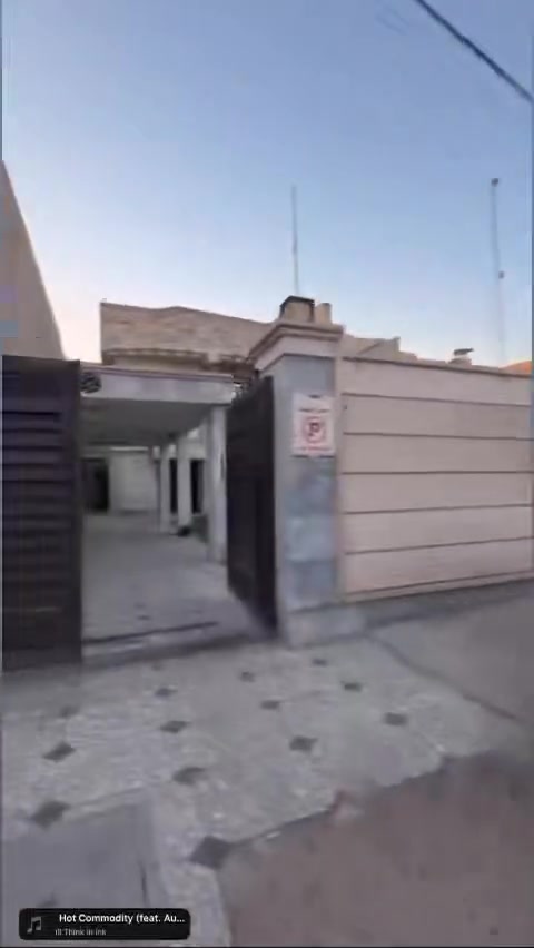 ⚜️.للأيجار 

🏛️.دار مساحة 350 متر 

📍.داخل منطقة الكراده خلف وفر 

♻️.يؤجر لشركات التجاريه او اي مهنة تجارية 

🏛️.الدار بحالة جيدة جاهز لسكن

♦️.يحتوي علىـ

♦️.كراج كبير يتسع الى 3 سيارات 

♦️.حديقة واسعه 

♦️.غرف منام عدد 5

♦️.مطبخ حار بارد 

♦️.صاله كبيرة 

♦️.هول داخلي كبير 

♦️.خدمات عدد 3 

♻️.للاستفسار والتواصل 

📞.*********** 
〽️.يتوفر لدينا عروض ايجار داخل مناطق كرخ & رصافه 
للاعمال التجاريه والسكنية بمختلف المساحات الكبيرة جاهزة لسكن المباشر 

✅.نبني الثقة وننجز التميز
