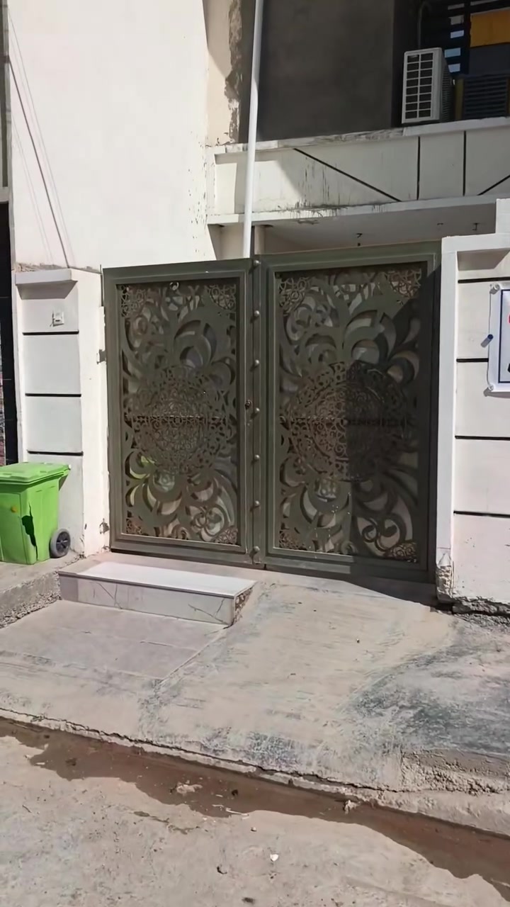 سلام عليكم بيت مساحة 100متر شارع زيتون رئيس 
سعر خاص
***********
