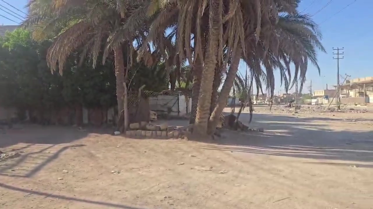 بيت مساحة 200م على ساحة في ملحق حي المعلمين مقابل محطة القادسية غرفتين واستقبال وصالة ومطبخ وصحيات طابق واحد طابو صرف للبيع للاستفسار ***********
