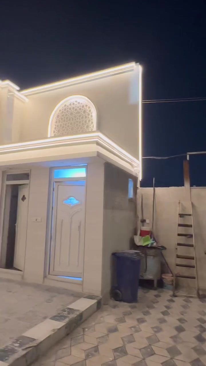 السلام عليكم 
بيت 600 متر للبيع 
على الشارع العام 
250 مساحة البناء 
بناء سنة 2024
طابق واحد كامل من كل الجهات 
الخارطة مثل ما موضحة 
غرفتين نوم كبار 5x6.5 م
ومجمع+ استقبال نسائي
ومطبخ 6.5x4 م
واستقبال 4.5x8.5م
وكراج وحديقة 350 متر 
مثل ما موضح بالفيديوه
العنوان/ حي الكوفة/ مقابيل مدرسة الكلمات الابتدائية
***********
