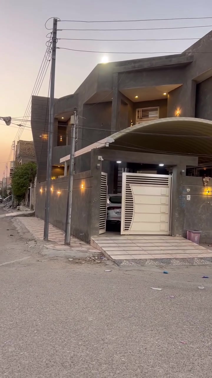 السلام عليكم بيت للبيع في الإسكان الصناعي بداية نزلة الجامع ونزلة العمارات يعني بنص الشارعين المساحه 300 م ركن على ثلاثة شوارع بيت 🏡 بناء درجة اولى الطابقين مرمر وحتى السقف سيراميك يباع مع الاثاث … البيت 🏠 كلش جديد وتحفه … السعر مراسلة الصفحه او الاتصال على الرقم الموجود … مكتب الخزاعي للعقار 
***********
