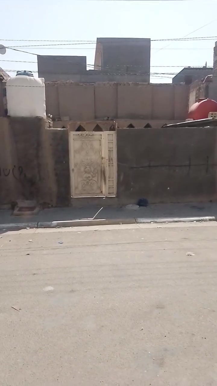 السلام عليكم دار للبيع طابقين المساحه 200م واجهه 10م نزال 20م كربلاء حي العسكري قطاع 15 الطابق الاول 2 نوم استقبال صاله مطبخ وخدمات مسلح/ الطابق الثاني 2 نوم 
سعر 120 مع المجال منطقه متكاملت الخدمات البيت خلف التجاري/ *********** / ***********
