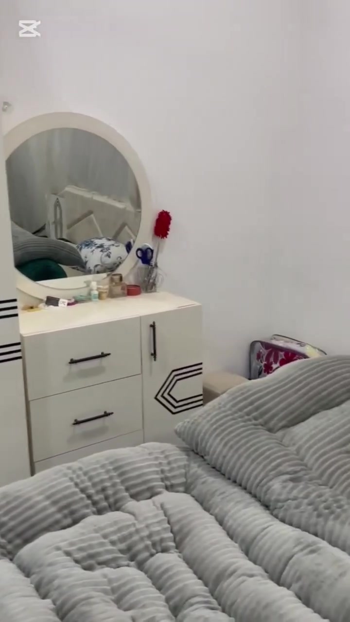 بسبب السفر المفاجئ غرفه نوم للبيع استعمال شهر واحد فقط نظيفه جدا اخت الجديده سعر مليون فقط مع مجال بسيط للعرسان بدون الدوشك مكان نجف للتواصل واتساب *********** خاص
