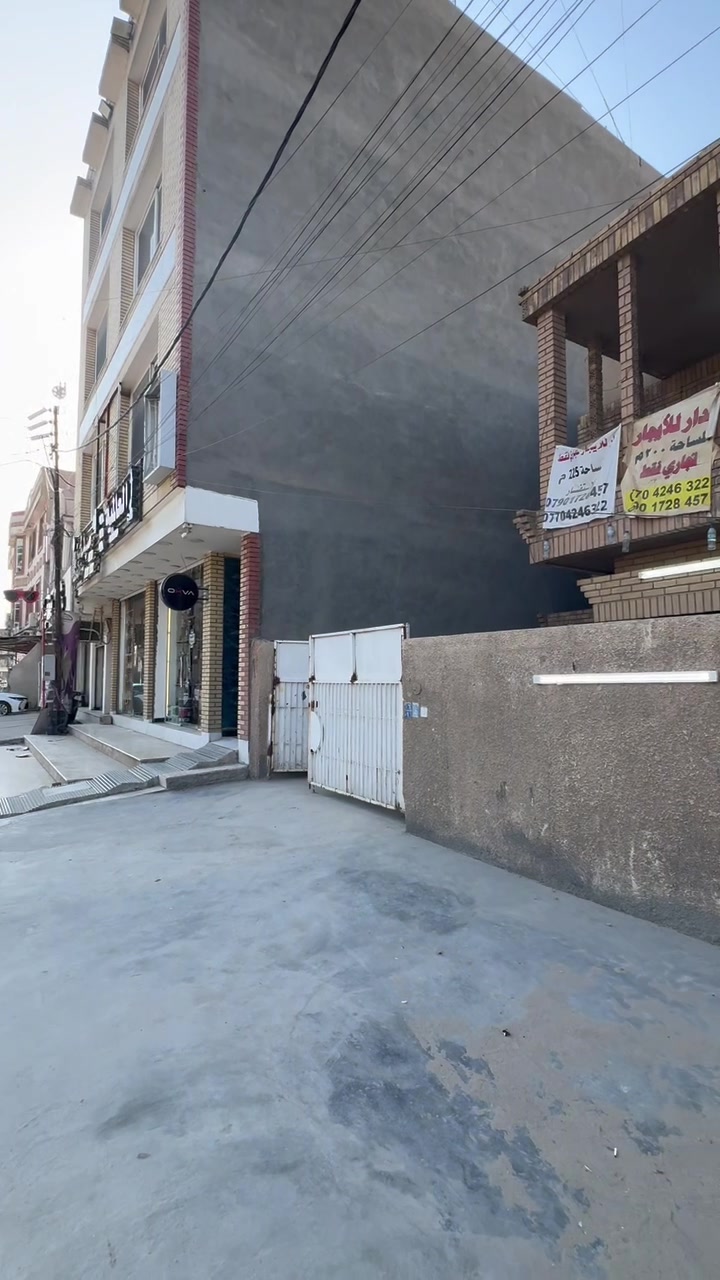 بيت 225 متر في الغزاليه_الكفائات شارع دار الحكمه للايجار التجاري (الغير سكني) يعني الى حاب يفتح روضه او مدرسه او مجمع طبي هيج اشياء باقي التفاصيل حول البيت والسعر تواصل عبر الواتساب
يحتوي البيت على طابقين
الطابق الارضي يحتوي على صالتين كبار وغرفه ومطبخ ومنورين منور جانبي ومنور خلفي
والفوك غرفتين عاديات وغرفه سويت وبي بلكونتين بلوكنه خارجيه وبلكونه داخليه على المنور