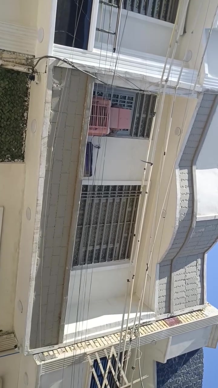 سلام عليكم تحيه طيبه ☺️ بيت للبيع بناء 2025 في الطي زنجيل صاير على واجهتين الواجه 5 النزال 13 متره مساحه البيت 65 متره كل تفاصيل الفديووو بس الغرف الفوك بيهن بلكون كل غرفه 
نزال سليم فرع سواق سلوان العامري رقم هاتف واتساب او خاص مازنجر سعر ***********
