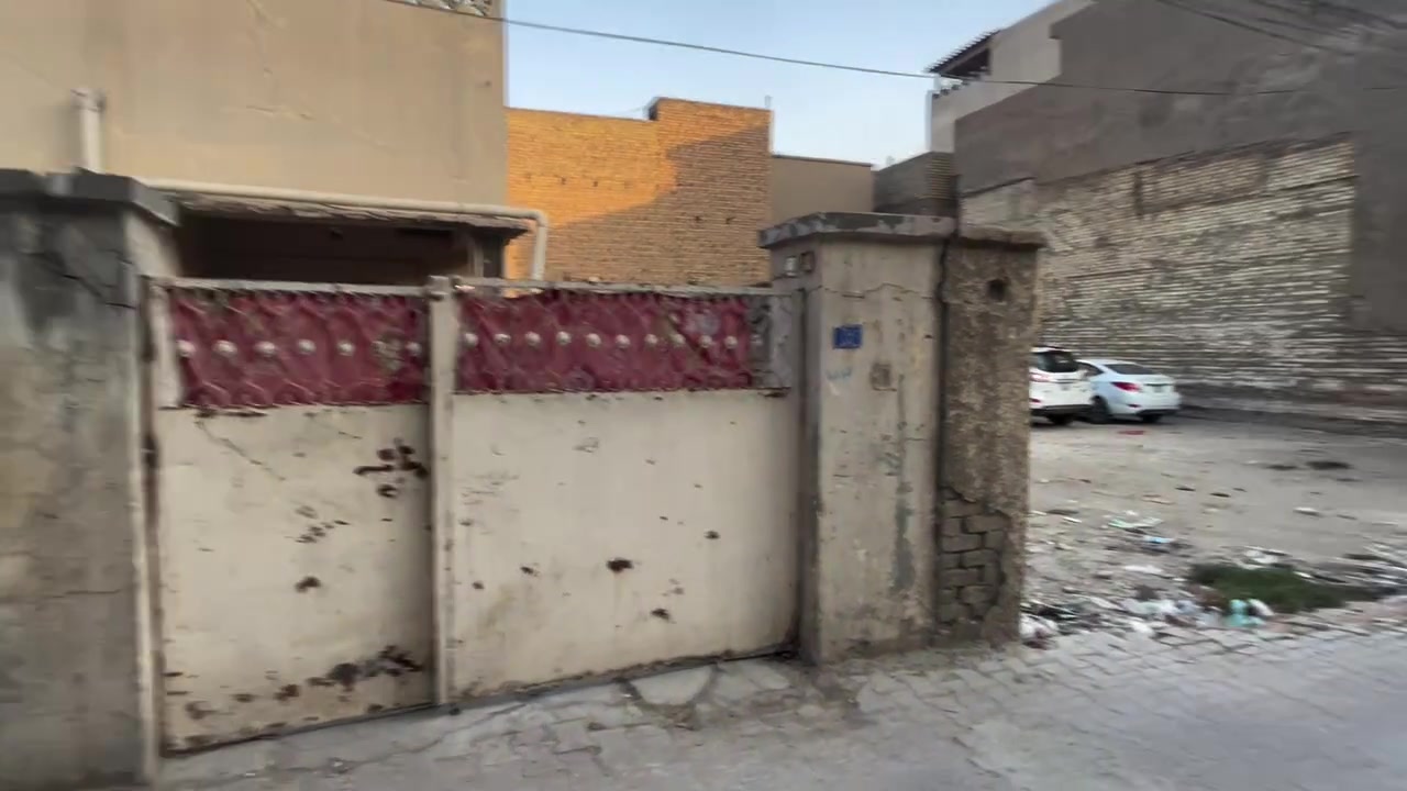 للبيع قطع من دار تفليش المساحه 200 متر الواجهه 10 والنزال 20 يباع كامل او نصفين الموقع شارع فلسطين قرب مول الاطرقجي وقرب مستشفى الكندي محله 145 اذا تدخل من شارع الكندي اول فرع عاليمين بالنهايه واذا تدخل من شارع الاطرقجي اول فرع عاليسار ثاني بيت للاتصال *********** او *********** شركة الخيمه للعقار
