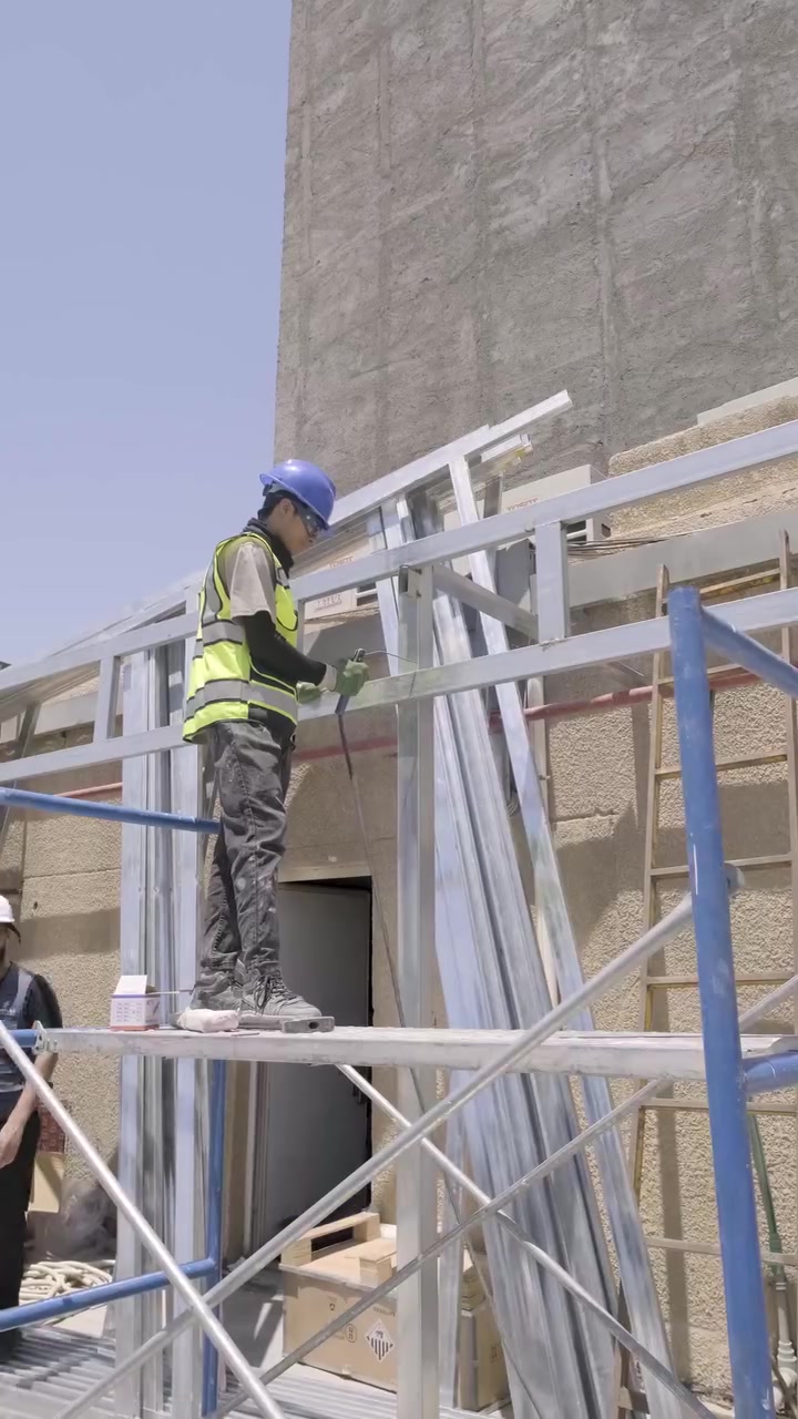 لما أكبر المؤسسات المصرفية تختار حلول الطاقة المستدامة... ⚡️🏦

مشروع استراتيجي تنفذه شركة سيبار للطاقة المتجددة لصالح المصرف العراقي للتجارة TBI في بغداد! 🇮🇶✨

في القطاع المصرفي، استقرار الكهرباء شرط أساسي لضمان عمل السيرفرات وأنظمة الأمان بدون أي انقطاع Zero Downtime

💡 المواصفات الفنية للحل الهجين:
🔹 الألواح: قدرة 85.14kWp عبر ألواح LONGi 645W عالية الكفاءة
🔹 الإنفرترات: قدرة 80kW عبر 4 إنفرترات Growatt WIT 20K-HU
🔹 التخزين: سعة 150kWh عبر بطاريات ليثيوم MUST
🔹 التحكم الذكي: نظام Growatt ShineSEM للمزامنة والربط المركزي

🔥 أهم المميزات:
⚡️ تحويل فوري لنظام UPS بأقل من 10ms بدون أي انقطاع
⚡️ معالجة عدم توازن الأحمال بين الأطوار بنسبة 100%

فخورون بتوفير أقصى درجات الموثوقية للقطاع المصرفي والمؤسسي 💚🔋

📩 تواصل معنا اليوم لتزويد منشأتك بأحدث حلول الطاقة الذكية

📞 قسم المشاريع:
***********
***********

📞 قسم المبيعات:
***********
***********
***********
***********

📞 قسم الصيانة:
***********
***********
***********

#سيبار_للطاقة_المتجددة #المصرف_العراقي_للتجارة #TBI #طاقة_شمسية #بغداد #العراق #Growatt #LONGiSolar #LithiumBattery #sipparrenewableenergy
