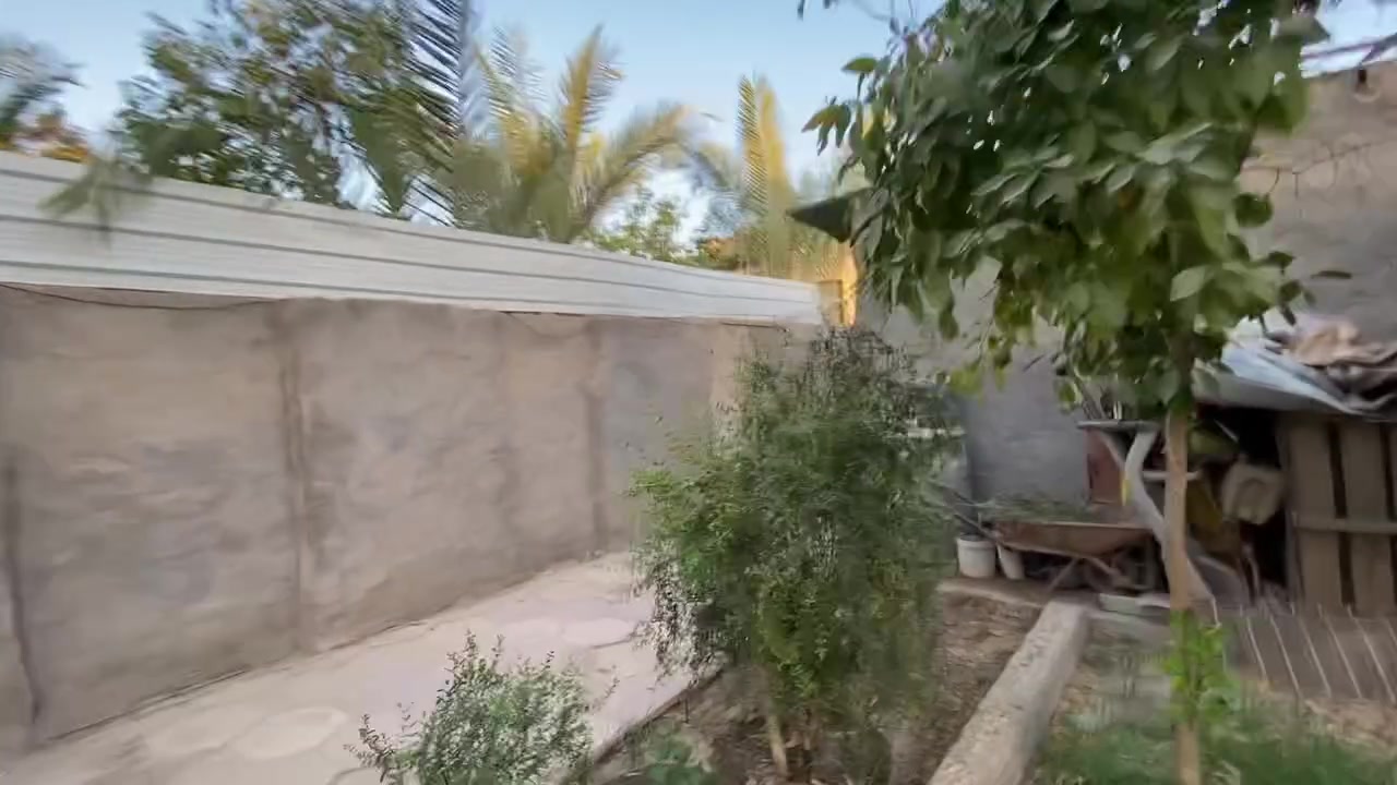 سلام عليكم بيت البيع بحي الوائلي شارع النسيج بيت 🏠 مساحته 480متر
واجهيت البيت 16 متر 
نزال البيت 30 
يحتوي البيت 
1غرفه 6x3/5
2غزفه5x3/5
3غرفه4x3/5
4غرفه4x3/5
المطبخ 4x3/5
البراني 6x5
صاله عائليه 6x5
الكراج البيت 🏠 13مت
سعر البيت $500 وبي مجال بصيط 
لاستفسار عله الرقم *********** وبي وتساب
