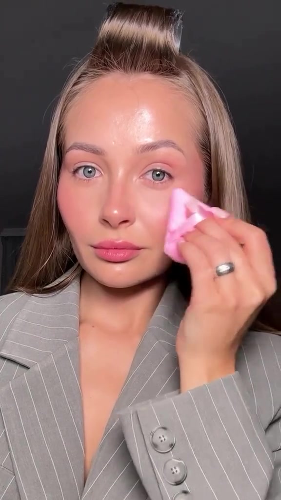 بودرة تثبيت المكياج الحرة Huda Beauty Easy Bake Loose Baking & Setting Powder (أو بحجمها المصغر Baby Bake)، وهي مصممة لتثبيت الفاونديشن والكونسيلر، امتصاص الزيوت، ومنح البشرة ملمساً ناعماً ومات مع تأثير يشبه الفلتر الخالي من العيوب.🤍💖
