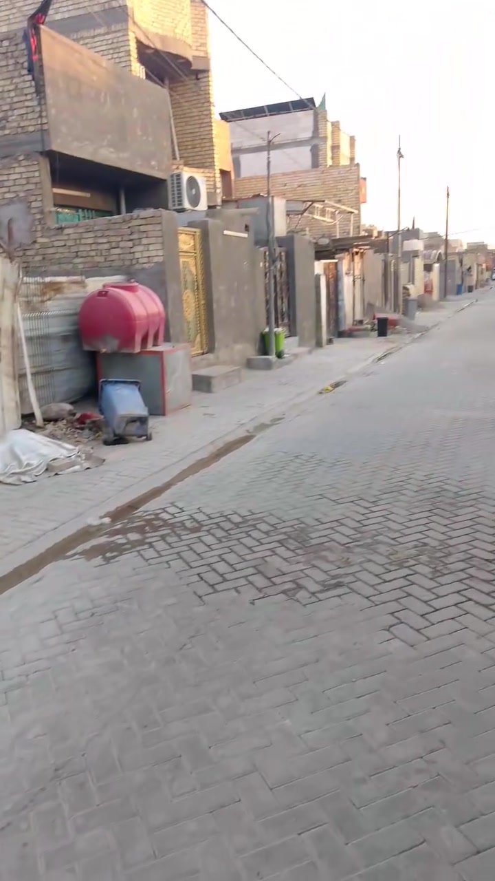 مشتمل للبيع سبع قصور شارع ابو علي فرع جامع الحمزه سند 25 غرفتين وحده فوك وحده جوه ماء كهرباء مجاري ماطور تانكي ماء البيت فارغ وتم نتزيل السعر 25 للشراي لتواصل ***********
