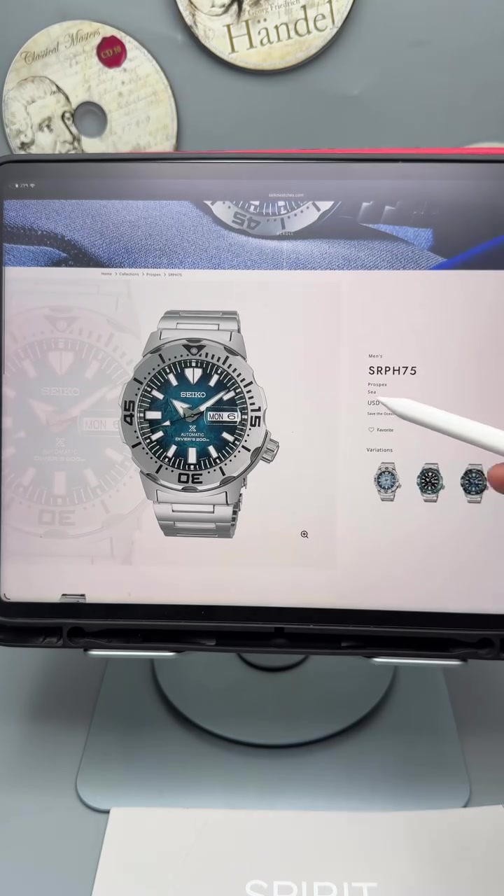 هذه الساعة هي Seiko Prospex "Save The Ocean" Antarctica Special Edition وتُعرف بين عشاق الساعات بلقب "Antarctica Monster" (المرجع: SRPH75K1).
تُعد هذه النسخة من الإصدارات الخاصة المميزة جداً من سيكو، حيث مستوحاة تفاصيلها من الطبيعة الجليدية للقارة القطبيّة الجنوبية (Antarctica).
المواصفات التقنية والفنية بالتفصيل:
1. المحرك (Movement):
 العيار (Caliber): Seiko In-House 4R36 (أوتوماتيكي ميكانيكي).
 عدد الأحجار (Jewels): 24 حجر زنبركي تقليلاً للاحتكاك وضماناً للدقة.
 احتياطي الطاقة (Power Reserve): يصل إلى 41 ساعة تقريباً.
 تردد التذبذب: 21,600 ذبذبة في الساعة (3Hz).
 الوظائف الإضافية للمحرك:
 دعم التعبئة اليدوية (Manual Winding).
 خاصية إيقاف ثواني العقارب أثناء الضبط (Hacking Seconds) لدقة التوقيت.
 عرض اليوم والتاريخ (Day/Date Window) (مع قرص يوم ثنائي اللغة، كما يظهر باللغة العربية والإنجليزية في الصورة).
2. الهيكل والعلبة الخارجية (Case & Design):
 تصميم العلبة: تصميم "Monster" الشهير بأكتافه العريضة والإطار الخارجي الحامي المحفور بطريقة حادة وعملية لسهولة التدوير.
 المادة: أبعاد ومادة من الفولاذ المقاوم للصدأ (Stainless Steel) مع تشطيب مطفي وملمع متناغم.
 قطر العلبة (Case Diameter): 42.4 مم.
 السمك (Thickness): 13.4 مم.
 المسافة بين العروات (Lug-to-Lug): 49.4 مم.
 عرض السوار (Lug Width): 20 مم.
3. الميناء والتفاصيل الجمالية (Dial & Crystal):
 الميناء (Dial): ميناء مستوحى من الجليد القطبي والمحيط المتجمد بتدرجات الأزرق مع نقشة ثلجية عميقة، مع أشكال ظلية دقيقة لخطوات أقدام البطاريق (Penguin Footprints) مطبوعة على الميناء كعلامة فارقة لإصدار Antarctica الخاص.
 الزجاج (Crystal): زجاج Hardlex المقوّى من سيكو مزوّد بعدسة مكبرة (Cyclops) فوق شباك اليوم والتاريخ لسهولة القراءة.
 المادة المضيئة (LumiBrite): مادة LumiBrite فائقة التوهج على العقارب والمؤشرات الكبيرة (Indices) والنقطة المرجعية على الإطار لتوفير رؤية ممتازة في الظلام وأعماق المياه.
4. الإطار والمقاومة (Bezel & Water Resistance):
 الإطار (Bezel): إطار غوص دوّار باتجاه واحد (Unidirectional Rotating Bezel) بـ 120 تكّة، مصمم بتجهيز أخدودي متين وسهل التحكم حتى مع ارتداء قفازات الغوص.
 التاج (Crown): تاج لولبي ملولب (Screw-down Crown) عند موقع الساعة 4 لتوفير أقصى درجات الراحة للعمود الفقري لليد وضمان منع تسرب المياه.
 مقاومة الماء: مقاومة غوص احترافية معتمدة حتى 200 متر / 660 قدم (ISO Certified Diver's 200m).
 الغطاء الخلفي: غطاء مغلق ملولب (Screw Case Back) مصمت لتعزيز مقاومة الضغط.
5. السوار والمشبك (Bracelet & Clasp):
 السوار: سوار من الفولاذ المقاوم للصدأ (Stainless Steel Bracelet) بتصميم متين يناسب الساعات التكتيكية والساعات القاسية.
 المشبك: مشبك أمان ثلاثي الطي مع زر فتح وقفل أمان ثنائي (Fold-over clasp with safety release) بالإضافة إلى امتداد مخصص للغوص (Diver Extender) لارتدائها فوق بدلة الغوص.
أهم المميزات والنقاط القوية لهذه الساعة:
1. طابع جمع واقتناء (Special Edition): كجزء من سلسلة Save The Ocean، يذهب جزء من مبيعات هذا الإصدار لدعم المؤسسات البحرية والبيئية لحماية البيئة القطبية.
2. هوية Monster الأيقونية: خط ساعات "Monster" من سيكو له تاريخ عريق ويمتاز بصلابته المفرطة وشخصيته الرياضية القوية على المعصم.
3. جمالية الميناء الفريدة: دمج اللون الأزرق التكتيكي الثلجي مع آثار أقدام البطاريق يمنح الساعة مظهراً فنياً ساحراً يختلف عن الميناء التقليدي.
4. اعتمادية وعملية عالية: محرك 4R36 أثبت كفاءة عالية وسهولة في الصيانة والخدمة على المدى الطويل.

للحجز والاستفسار 
***********

