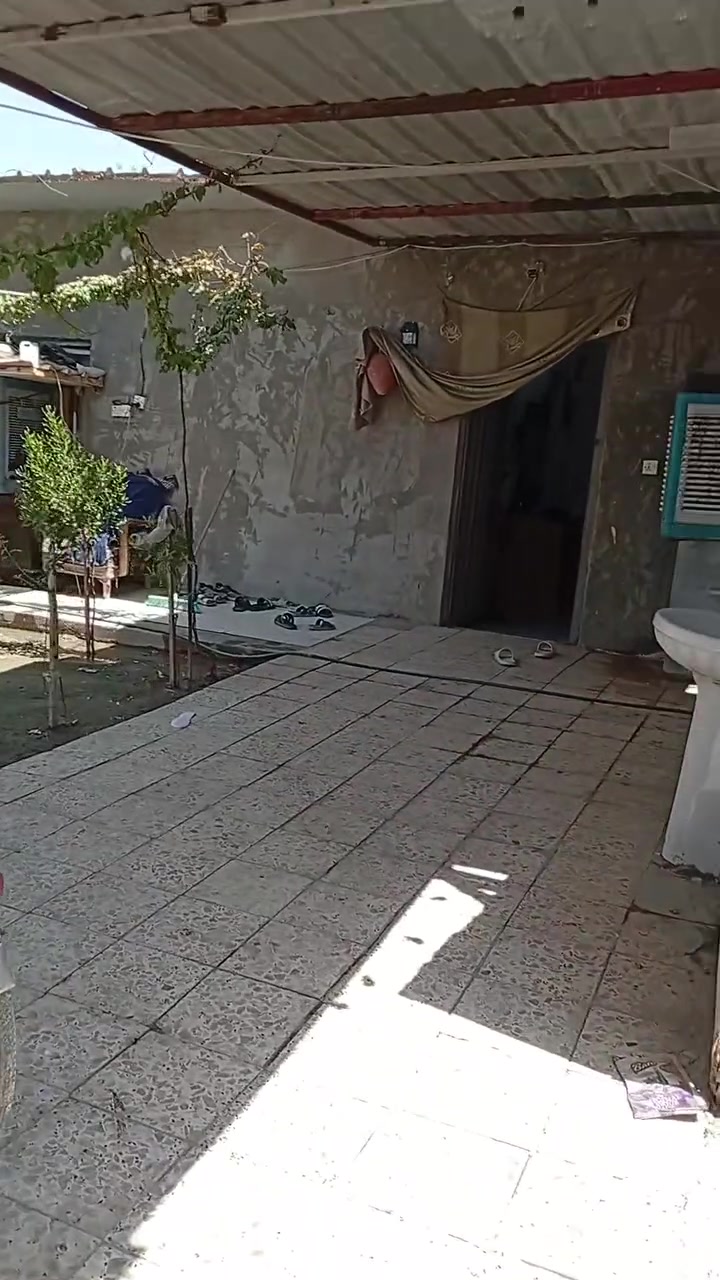 بيت تجاوز للبيع مساحه 250غرفتين وصاله ومطبخ وحمام السقف سندوتج وكراج حديقه العنوان زعفرانيه سعيده قرب معمل الزيوت بيت جاهز للسكن مي كهرباء نت ضوئي منطقة جبيره  كلشي قريب عليهه السعر 16وبي مجال وهذه رقمي ***********
