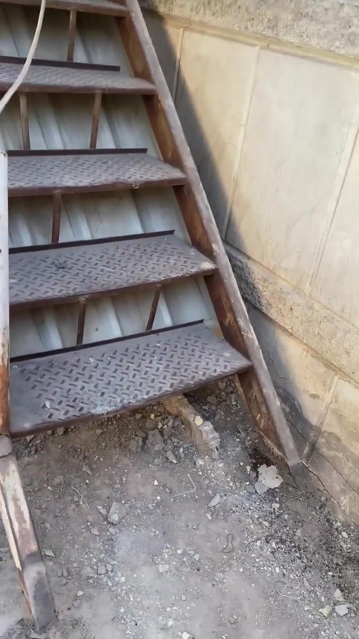درج خارجي نضيف الطول 4متر مثل ما موضح بالتصوير مستعجل على البيع ***********
