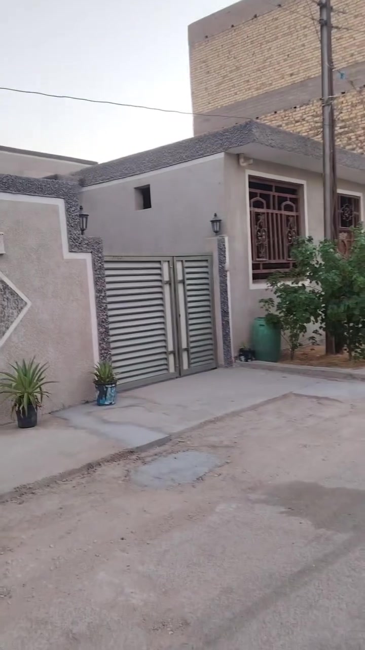 دار المساحه ٢٨٥ متر واجه ١٥ ونزال ١٩ يحتوي الطابق الأول علئ غرفه وهول وصاله ومطبخ ومجمع صحيات الطابق الثاني يحتوي علئ غرفتين ومجمع صحيات  ويحتوي علئ مشتمل أيضا خارجي بي غرفه ومطبخ ومجمع صحيات يحتاج تشطيب الموقع حله نادر الثانيه خلف النسيج لاستفسار ***********
