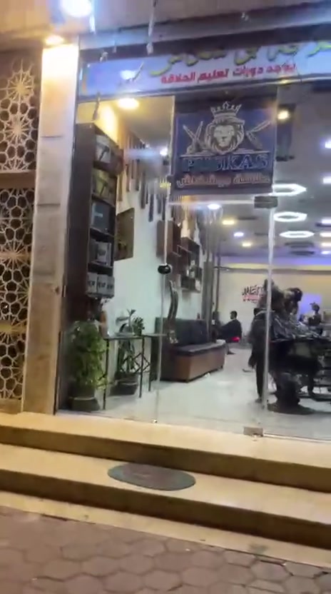 سلام عليكم مركز وحلاقه بوشكاش للبيع العنوان جمعيه سيد الاسعار مقابيل كافيه ساعه  محتويات واضحه كدامكم المحل جاهز من كلشي يحتوي ع 7كراسي +جهاز الهايدروفيشل +نضام التبريد مركزي اي ستفسار وتساب ***********
