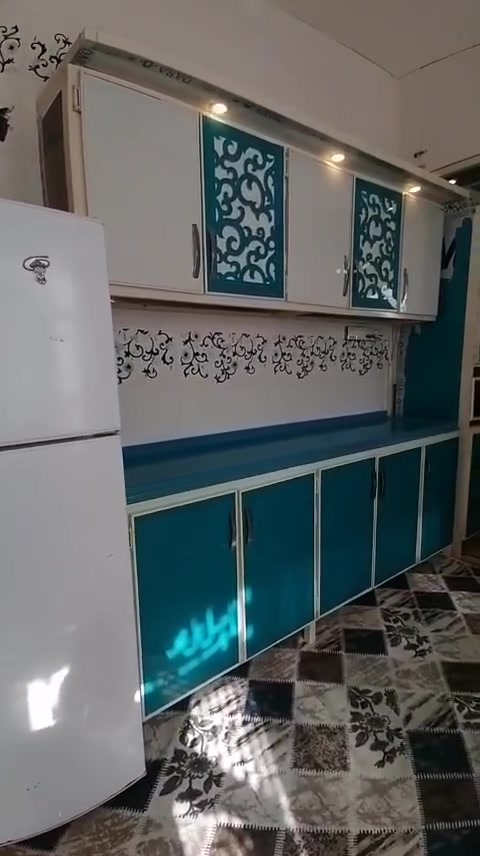 سلام عليكم بيت البيع بحي الكوفه فرع المولد بضهر محل سعد ثاني محل بل فرع المساحة البيت ١٥٠ متر البناء بلوك ستاره طابوك بي غرفتين وصاله ومطبخ كلهن كبار ومناور ثنين بي ودوانيه كامله بس سكف عوزهة البيت كله سراميك جاهز السكن وجديد السعر 60وبي مجال الشراي *********** هذا رقمي وبي واتساب
