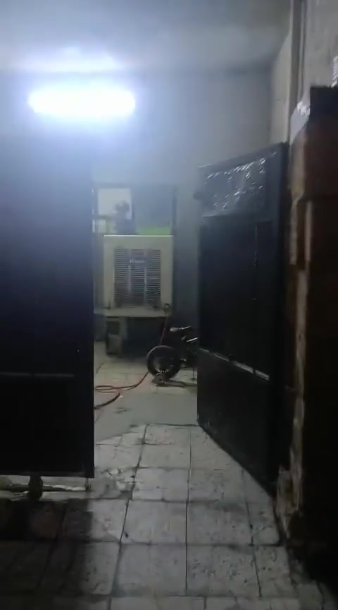 السلام عليكم بيت ٩٠ متر في منطقه الري واجهه٦ ونزال ١٥ يتكون من صاله كبيره تقريب ٤٠ متر وحولي داخلي ومطبخ وغرفه جوه وصحيات والطابق الثاني  غرفه والبيت بناء ٢٠٠٥ 
الاستفسار على الرقم ‭***********‬‭

