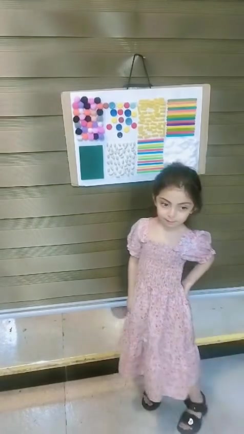 اسم النشاط: التمييز الحسي بين الملمس الناعم والخشن
الهدف: يهدف النشاط إلى تنمية الإدراك الحسي لدى ود من خلال استخدام حاسة اللمس والتعرف على الملامس المختلفة والتمييز بينها، مما يساعد على تطوير الوعي الحسي، وزيادة الانتباه والتركيز، وتعزيز مهارة الاستكشاف والتفاعل مع البيئة المحيطة، وتنمية القدرة على فهم المفاهيم مثل ناعم وخشن. معهد بسماية 
 
📍 سارع بالحجز، معهد بسماية 
📞 للاستفسار والحجز: *********** @معهد بسمايه
