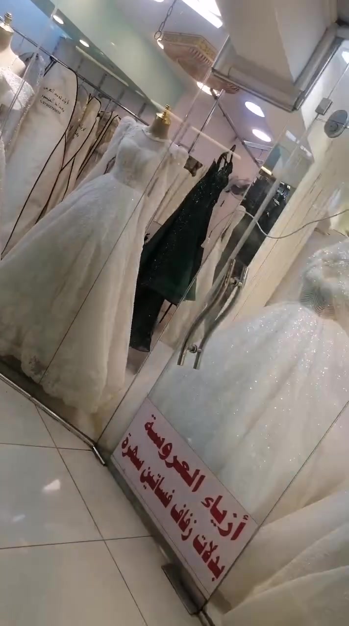 عندي بدلات مال اعراس الاسعار جدا مناسبه العنوان المنصور ازياء العروسه مقابل عماره بلازمه  ***********  اتواصلو علا رقم
