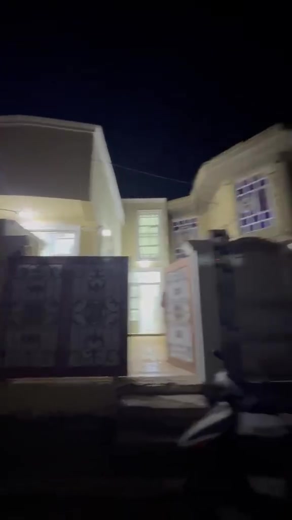 بيت للبيع حي الفرات قريب شارع  شركه حمورابي مساحه ١٣٨ متر واجه ٦ امتار كونكريت الاستفسار ***********
