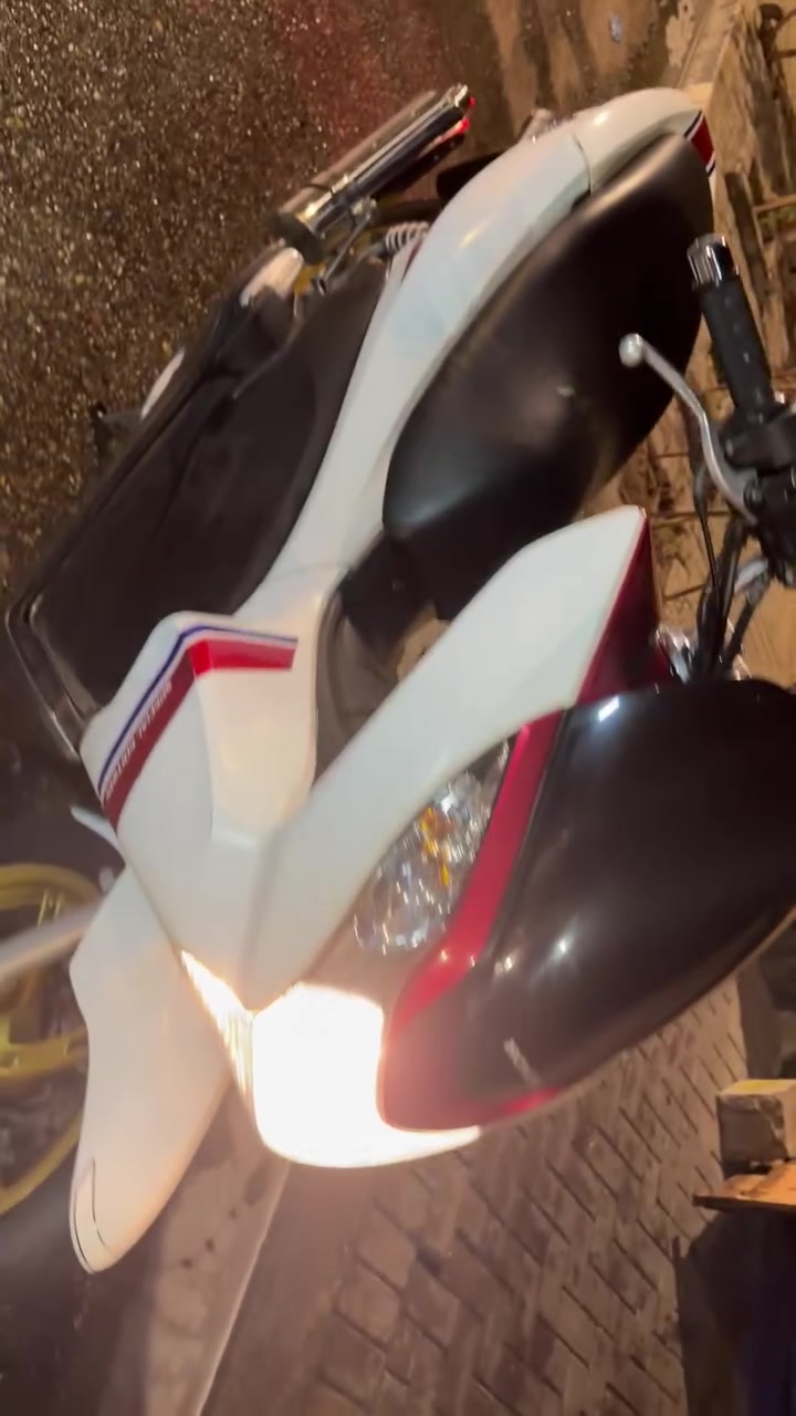 السلام عليكم دراجة pcx جيل الاول. مكفولة برغي ما مفتوح بيها نظافة فوول ماشية قليل بيها حساسات بسكان ياباني الأصلي السعر 14 ورقة بيها مجال قليل مكاني البصرة القبلة ***********
