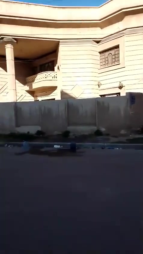 بيت للبيع ركن تجاري على شارعين حي القاهرة الشماسية خلف دور الارامل قرب الشارع العام الرئيسي يبعد 100 متر عن الشارع الرئيسي وزيرية صليخ مقابل مطعم القاهرة
مساحة 160 م واقع حال 180 واجهه حجر دبل فاليوم
طابقين يحتوي الطابق الارضي على صالة 5 *6 وغرفة نوم 4 * 5 ومطبخ حار وبارد مطبك سيراميك الى السقف  ومناور وحمام + تواليت منفصل وحولي درج واسع يرهم جلسة عائلية
وكراج كبير وحديقة وممر جانب البيت 
الطابق الثاني ثلاث غرف نوم مع صحيات
ويوجد مخزن في الطابق الثالث
البيت 
للاستفسار الاتصال مع صاحب الدار مباشر 
***********
