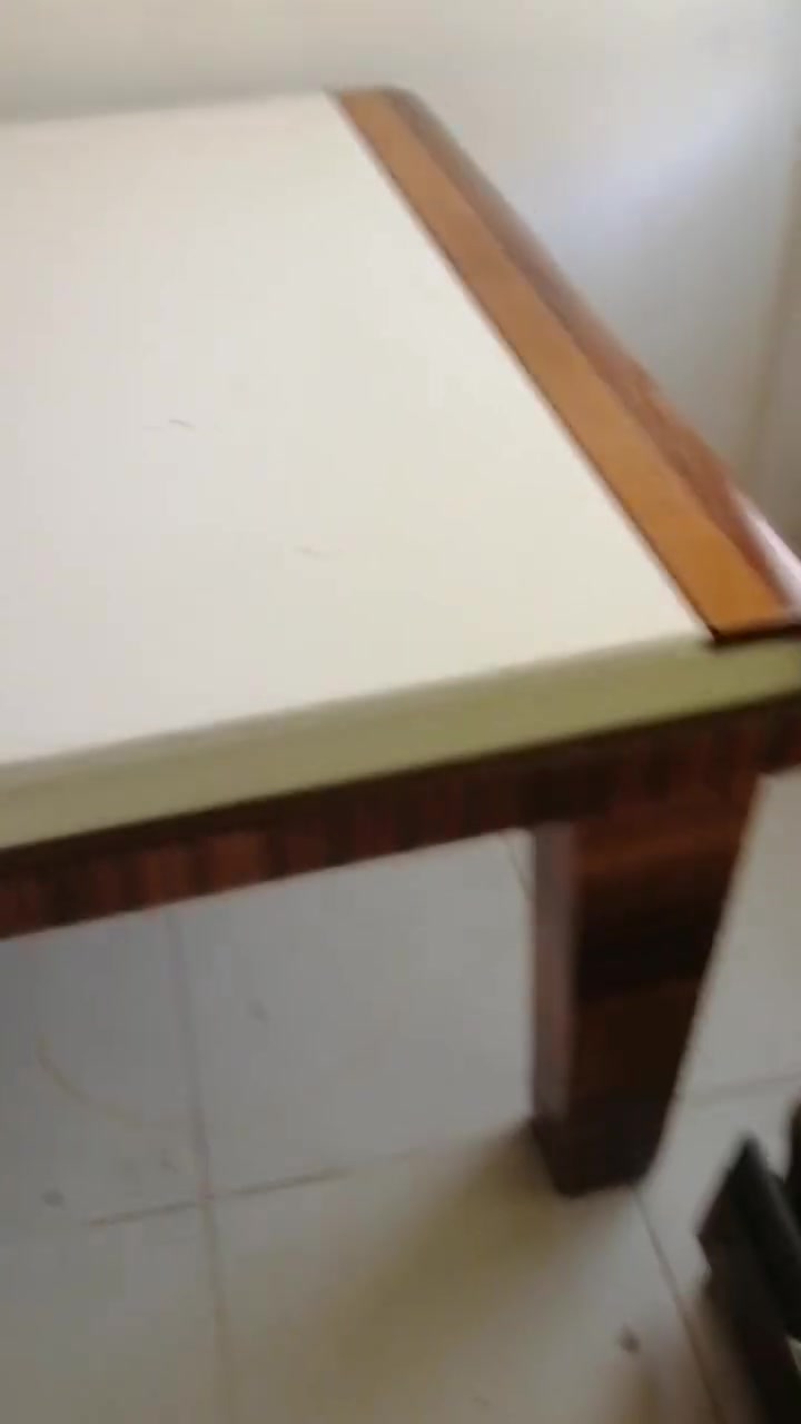 ميز طعام بدون كراسي ب ٧٥ الف.
***********

