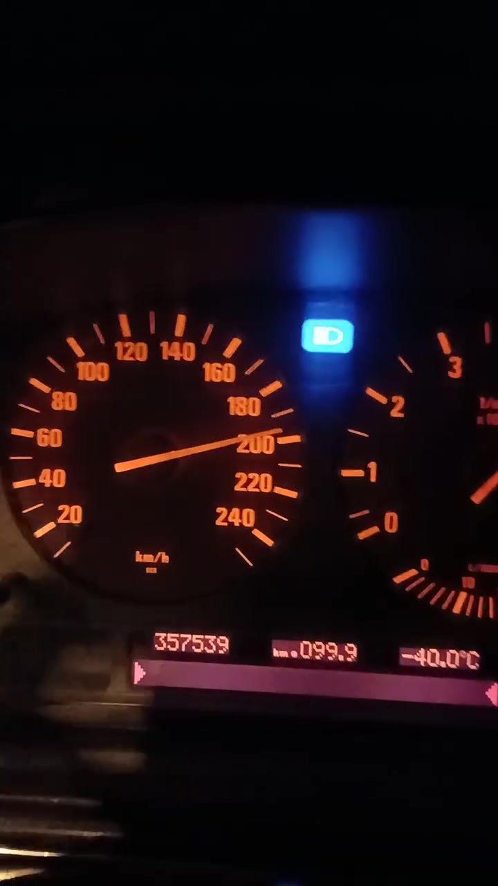السلام عليكم
بيع مستعجل 
كاسحه ١٩٩٥
كير عادي 
رقم ذي قار انكليزي بأسمي تحويل ثاني يوم 
صدر امامي خلفي جديد 
تخم تاير 
السعر ٦٠$ وبيه مجال حك الجيه 
***********
***********
