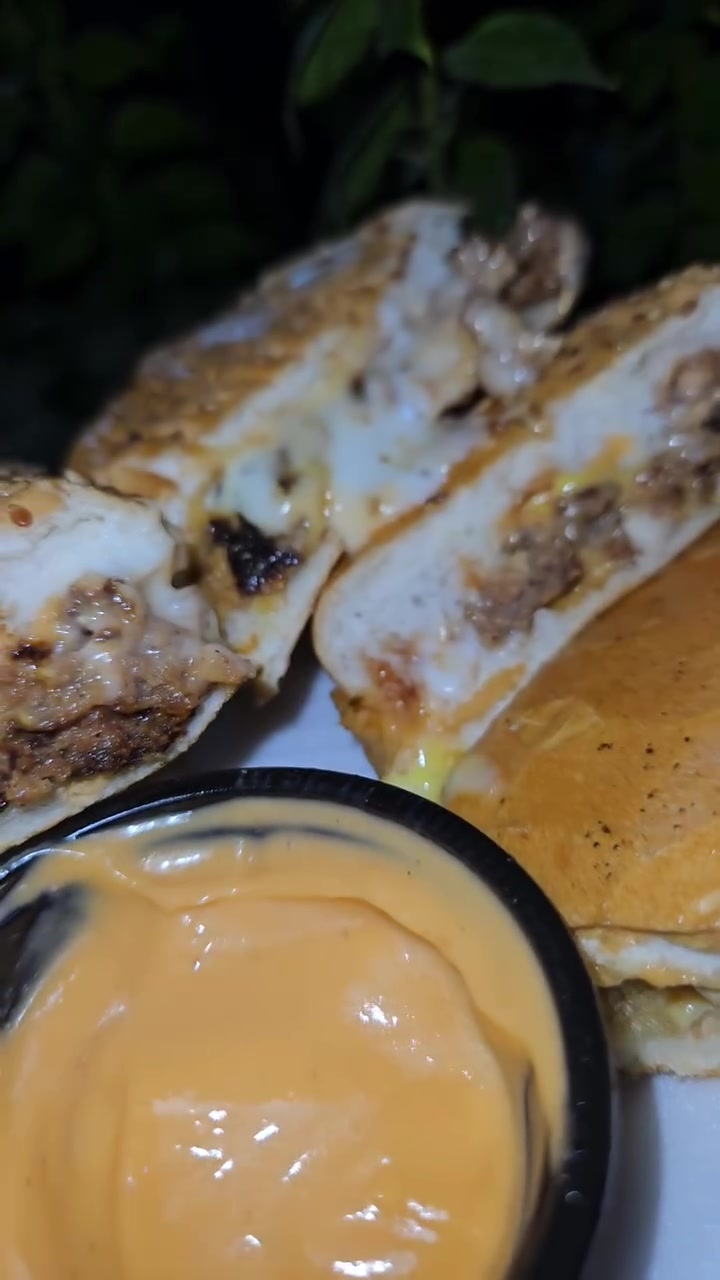 ؟ لا تحتار 😋
خبز طري، بركر شهي، ونكهة تخليك ترجعله مرة ثانية! 👑
🍔 بركر عادي — ٢٠٠٠ دينار
🧀 بركر بالجبن — ٣٠٠٠ دينار
🔥 واحد بركر 🍔🍔🍔🍔
📞 للطلب والاستفسار: ***********
👑 بيتزا الملك — الطعم غير!
